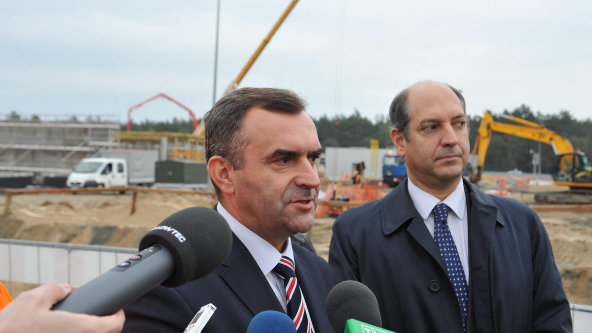 Terminal LNG w Świnoujściu powinien zostać ukończony do końca grudnia 2014 r. - powiedział w środę dziennikarzom minister skarbu państwa Włodzimierz Karpiński.