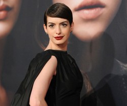 Anne Hathaway podróżuje w czasie z Christopherem Nolanem