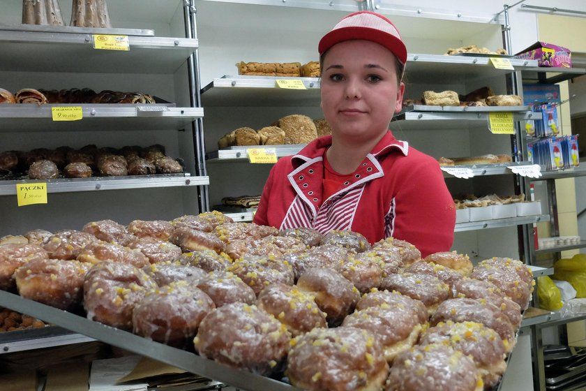 Gotowe pączki prezentuje Justyna Małyszko