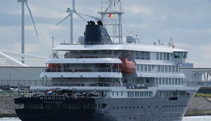 "MV Hondijus", luksuzni kruzer u centru epidemije hantavirusa, stigao je u holandsku luku Roterdam