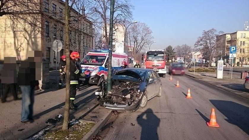 Samochód uderzył w latarnię. Dziecko trafiło do szpitala