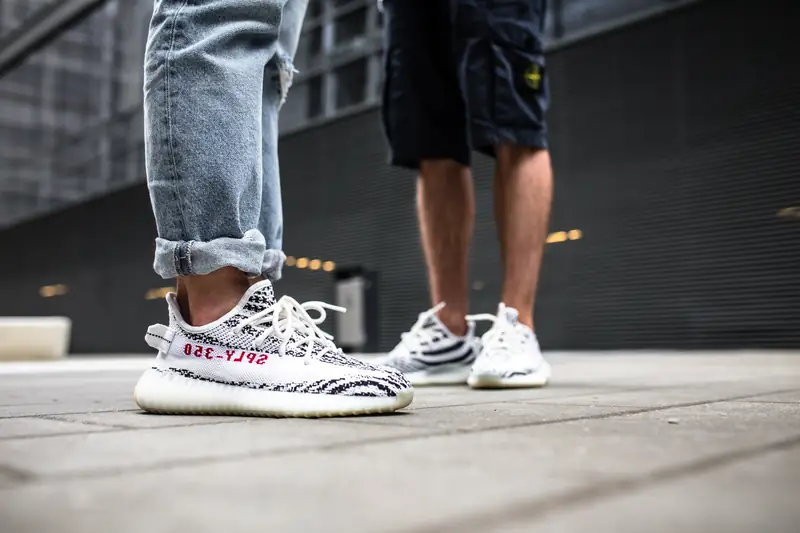 Jak prezentują się adidas Yeezy Zebra na mieście? Zobaczcie najnowsza sesję Zulu Kukiego