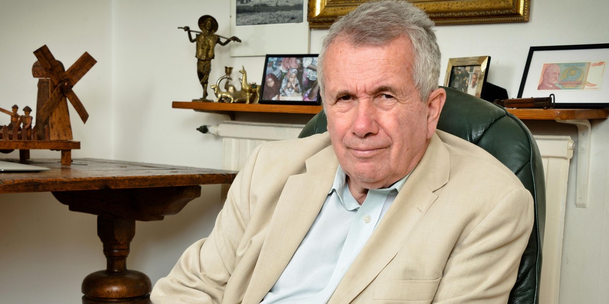 Znany dziennikarz Martin Bell przeszedł poważną operację po wypadku na lotnisku