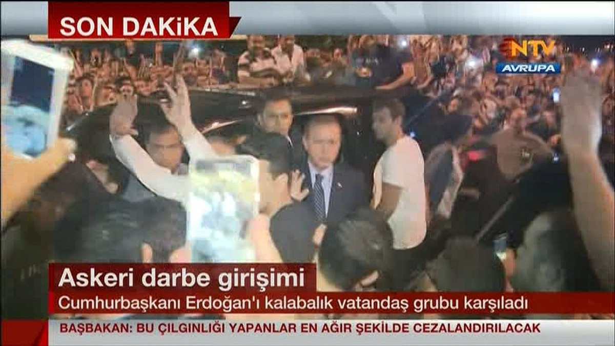 Setki zwolenników przywitało w pobliżu lotniska w Stambule prezydenta Tayyipa Erdogana. Turecki przywódca przyleciał do Stambułu z urlopu, po tym jak część armii próbowała przejąć władzę w kraju. Turecki rząd ogłosił stan wyjątkowy.