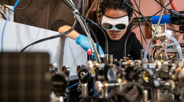 Qizhong Liang, a JILA és a CU Boulder kutatója Jun Ye laboratóriumában a lézer alapú lélegzetszondán dolgozik. Végső cél a rendszer miniatürizálása, hogy olyan módon „útközben” lehessen kiszűrni a betegségeket, mint az alkoholszondával az ittas vezetőket. / Fotó: Patrick Campbell / CU Boulder