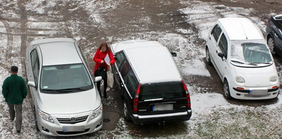 Zaczęło się! Skrobanie szyb, śnieg na ulicach...