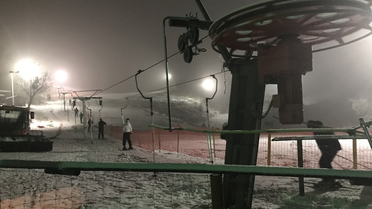 Wczoraj uruchomione zostały pierwsze trasy narciarskie. Odpowiednią pokrywę śnieżną udało się przygotować na stacji narciarskiej w Wydminach. Pozostałe ośrodki z regionu do naśnieżania wykorzystują każdy spadek temperatury.