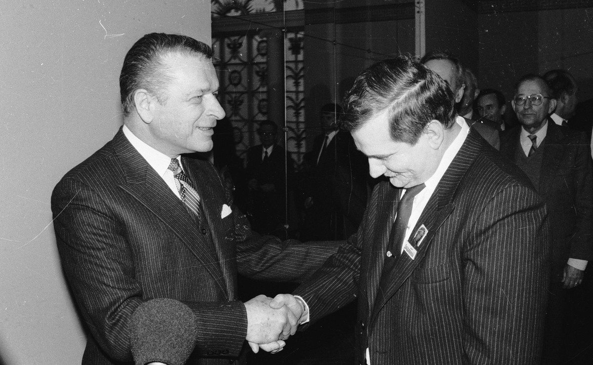 Czesław Kiszczak i Lech Wałęsa. Zdjęcie z rozpoczęcia obrad Okrągłego Stołu z 1989 roku