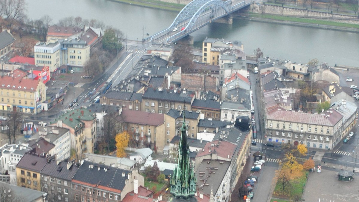 "Dziennik Polski": Komunikacyjny koszmar przeżywa Stare Podgórze, odkąd pod koniec maja wprowadzono strefę płatnego parkowania na Kazimierzu. Miasto przygotowuje się więc do jej rozszerzania o część miasta na prawym brzegu Wisły.