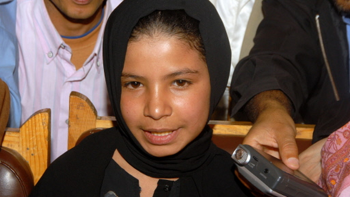 Jemenka Nujood Ali twierdzi, że jej ojciec zawłaszczył i roztrwonił honorarium, jakie otrzymała za książkę o swoim życiu — bestseller na Zachodzie. Ojciec wydał pieniądze na dwie nowe żony, a teraz sprzedał swoją drugą córkę, młodszą siostrę Nujood, dużo starszemu od niej mężczyźnie.