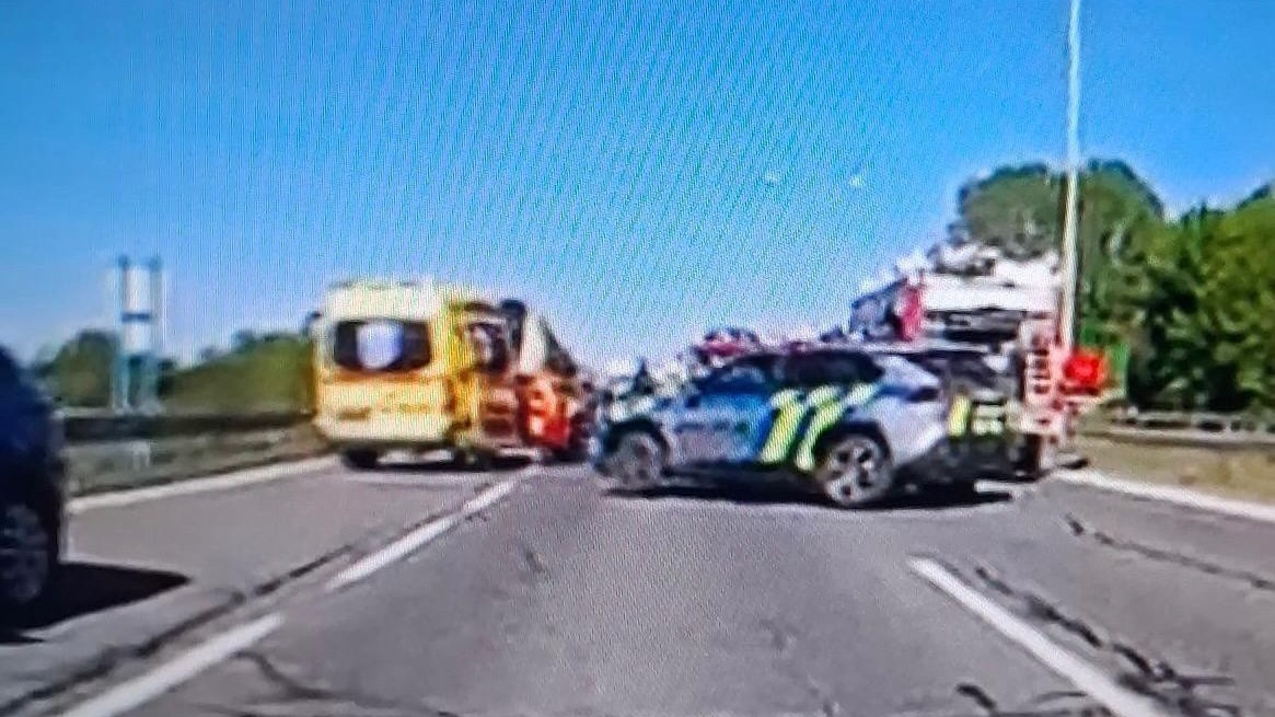 Na výjazde z Piešťan do Trebatíc došlo k zrážke autobusu a osobných áut. 