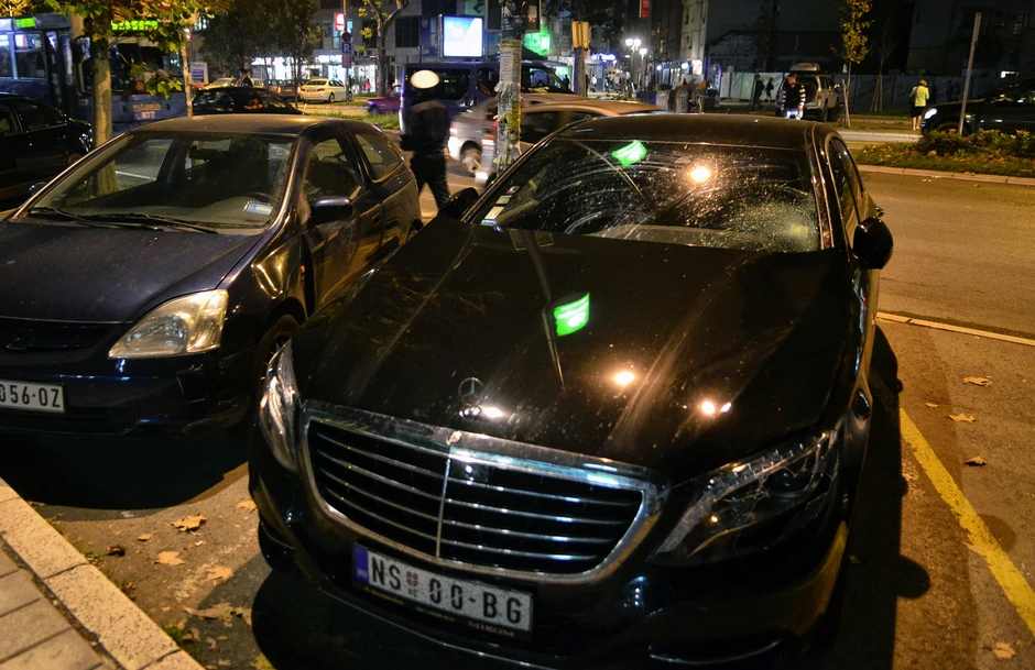 „Mercedes“ parkiran u blizini udesa