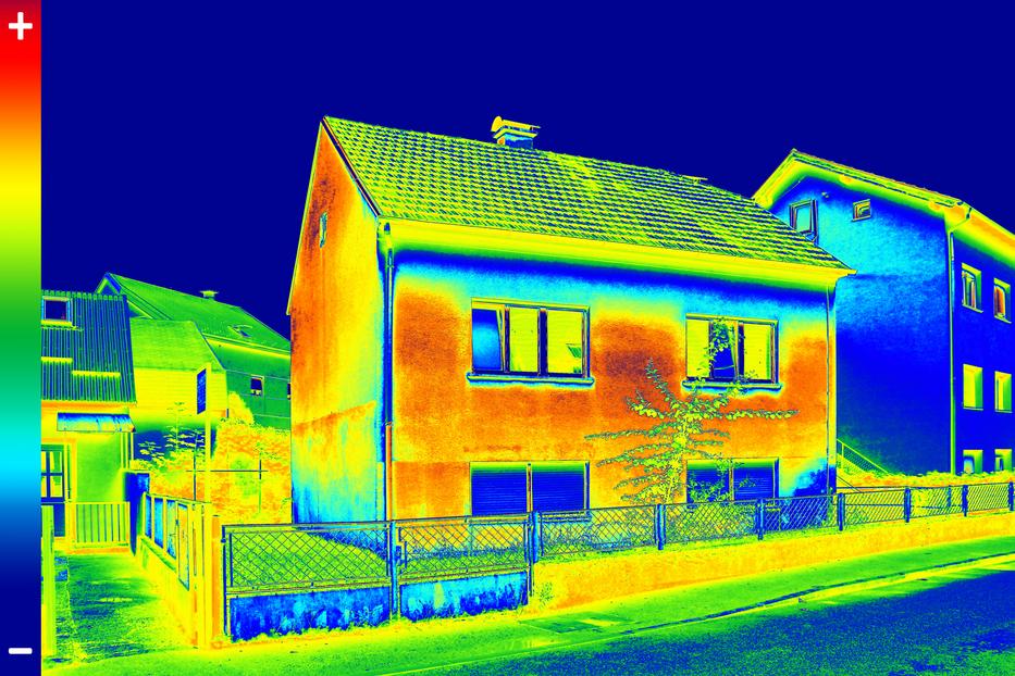 Egy lakóházról készült infravörös felvétel: a kémény mellett az ablakoknál is jelentős mennyiségű hő vész el. Digitális vezérléssel sok energiát spórolhatnánk. Az alkalmazásnak azonban buktatói vannak / Fotó: Shutterstock