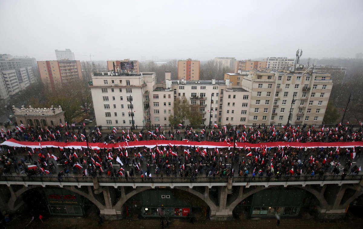 Uczestnicy Marszu Niepodległości 2016 na Moście Poniatowskiego w Warszawie