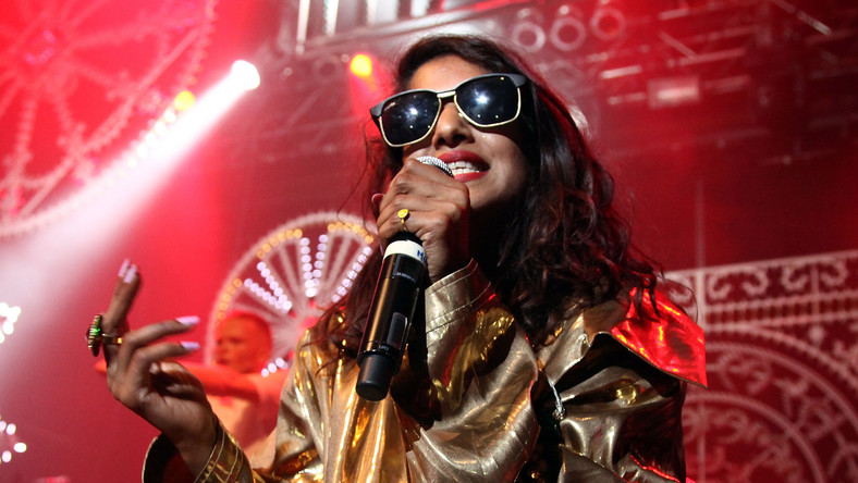 Pochodząca ze Sri Lanki Mathangi Arulpragasam zasłynęła w 2004 roku jako M.I.A. – to właśnie wtedy wydała singiel "Galangal". Jej drugi album, "Kala", oraz pochodzący z niego chwytliwy przebój "Paper Planes" zrobiły z niej już gwiazdę światowego formatu, a za piosenkę "O… Saya" z filmu "Slumdog. Milioner z ulicy" zdobyła nominację do Oscara. Charakterystycznym utworom łączącym elektronikę, hip-hop i etniczne melodie na każdym kroku towarzyszyły jednak kontrowersje. W sierpniu artystka wystąpi na OFF Festivalu w Katowicach, podczas którego pojawią się również Charlotte Gainsbourg czy Grizzly Bear.