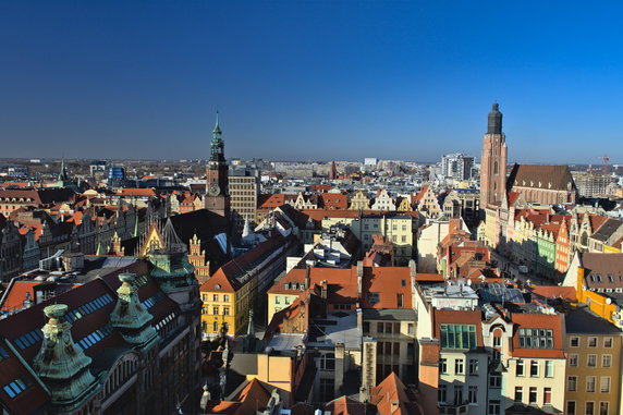 Są ogromne. Pozłacane kule wróciły na wieżę bazyliki we Wrocławiu