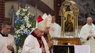 Kard. Dziwisz ukoronował w Gliwicach ikonę Matki Bożej Nieustającej Pomocy