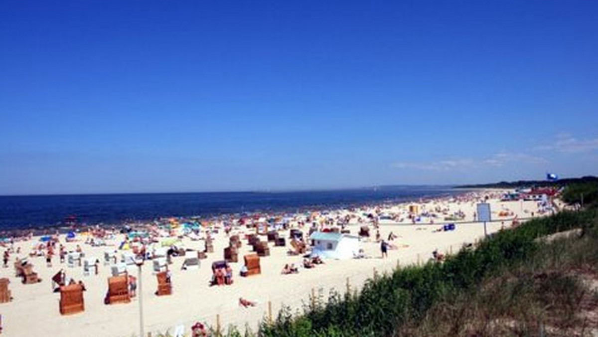 Pomimo obowiązującego od soboty zakazu kąpieli w morzu na plażach w Świnoujściu nie zaobserwowano, by turyści rezygnowali z wypoczynku w tej miejscowości.