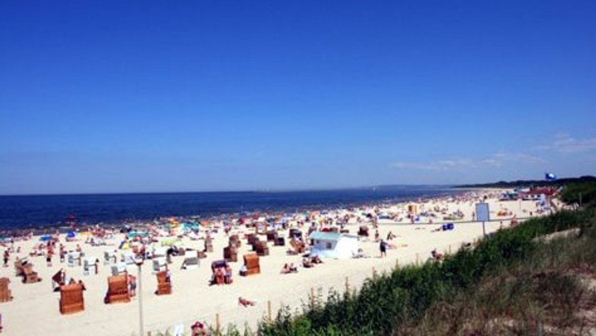 Pomimo obowiązującego od soboty zakazu kąpieli w morzu na plażach w Świnoujściu nie zaobserwowano, by turyści rezygnowali z wypoczynku w tej miejscowości.