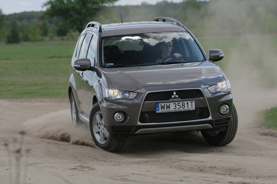 Mitsubishi Outlander czy warto kupić podstawową wersję