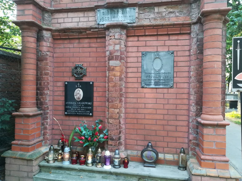 Grobowiec na cmentarzu parafialnym przy ul. Kobylińskiego w Płocku. Jest w nim pochowany Antolek Gradowski, 14-letni harcerz poległy w obronie Płocka 18 sierpnia 1920 r. i pośmiertnie odznaczony Krzyżem Walecznych, fot. autora tekstu.