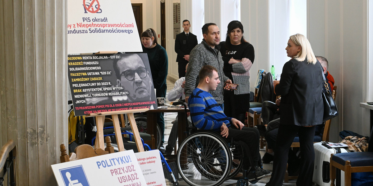 Resort rodziny przedstawił nową pomoc dla niepełnosprawnych. Czy to pozwoli zakończyć trwający w Sejmie protest?