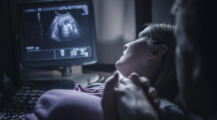 A terhes asszonyt nem engedték az orvosok vécére, aztán meglátta az ultrahangot Fotó: Getty Images