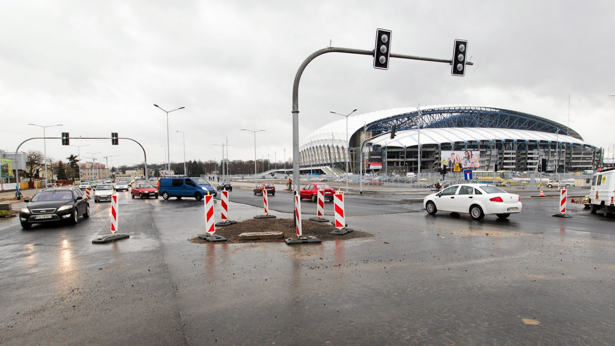 Wielu kibiców wybierze jako środek transportu na mecze do Poznania własny samochód. Co nas czeka po drodze? Które trasy będą wyremontowane i jak poruszać się po Poznaniu?