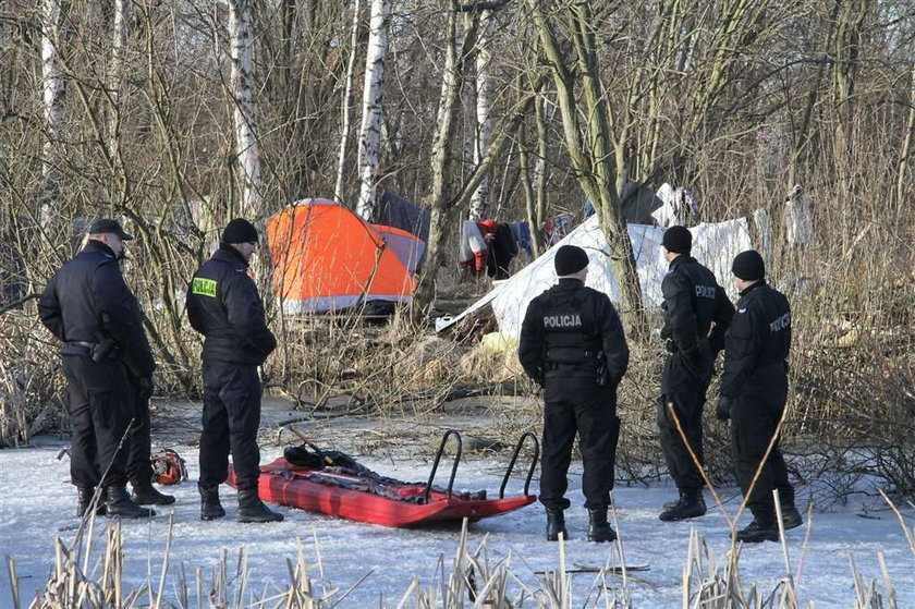 Przerażające! Wyrąbali człowieka z lodu!