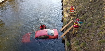 Straszny wypadek pod Ostródą. Auto z trzema osobami w środku przebiło bariery i wpadło do kanału [ZDJĘCIA]