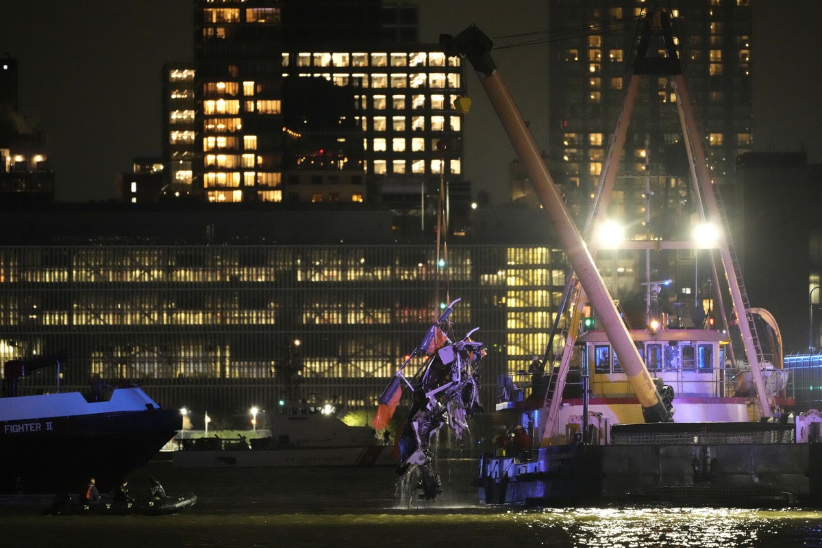 Służby wydobywają wrak śmigłowca po katastrofie na rzece Hudson