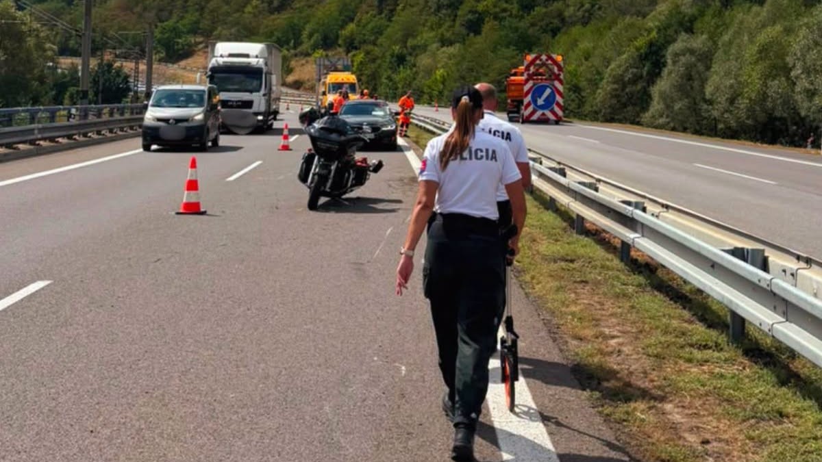 Policajti zasahujú po nehode na diaľnici R1