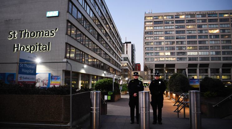 A londoni St.Thomas' Kórház előtt őrködnek rendőrök 2020. április 7-én. Az előző este a kórház intenzív osztályára szállították át az új koronavírussal fertőzött Boris Johnson brit miniszterelnököt / Fotó: MTI/EPA/Andy Rain