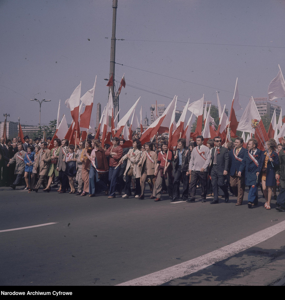 Pochód z flagami przechodzi ulicą Marszałkowską/ 1975 rok. 