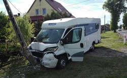 Kamperem taranował samochody, ale przegrał z betonowym słupem [ZDJĘCIA z pobojowiska]