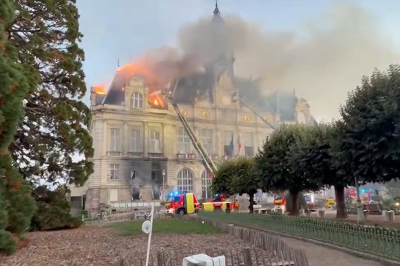 (VIDEO) ZAPALILI GRADSKU OPŠTINU, U TOKU PLJAČKE ŠIROM ZEMLJE! Eskalacija na protestima studenata i učenika u Francuskoj: Maskirani upadaju u butike i prodavnice i demoliraju ih