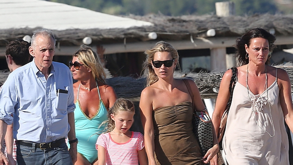 Kate Moss z córką na wakacjach (fot. Agencja BE&W)