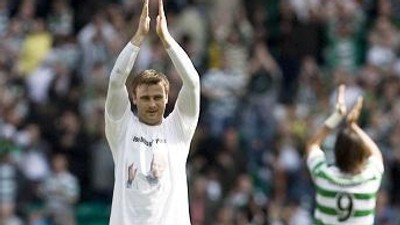 Artur Boruc w koszulce z Janem Pawłem II podczas derby Glasgow