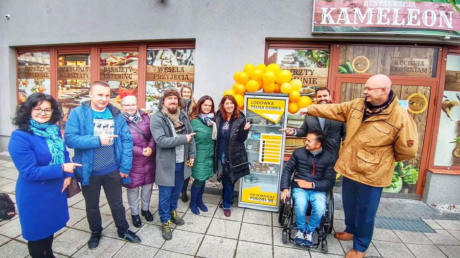 W Tychach przy ul. Uczniowskiej pojawiła się Lodówka Pełna Dobra - 05.12.2022