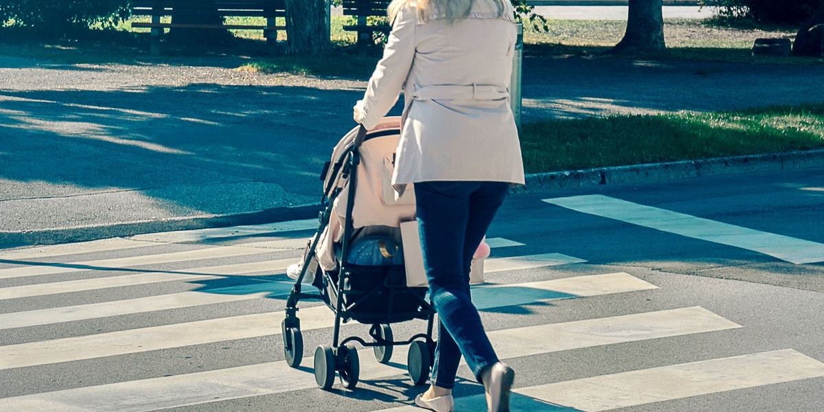 Samochód wjechał w wózek na przejściu dla pieszych.