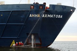Aktywiści Greenpeace'u przykuli się do statku Gazpromu