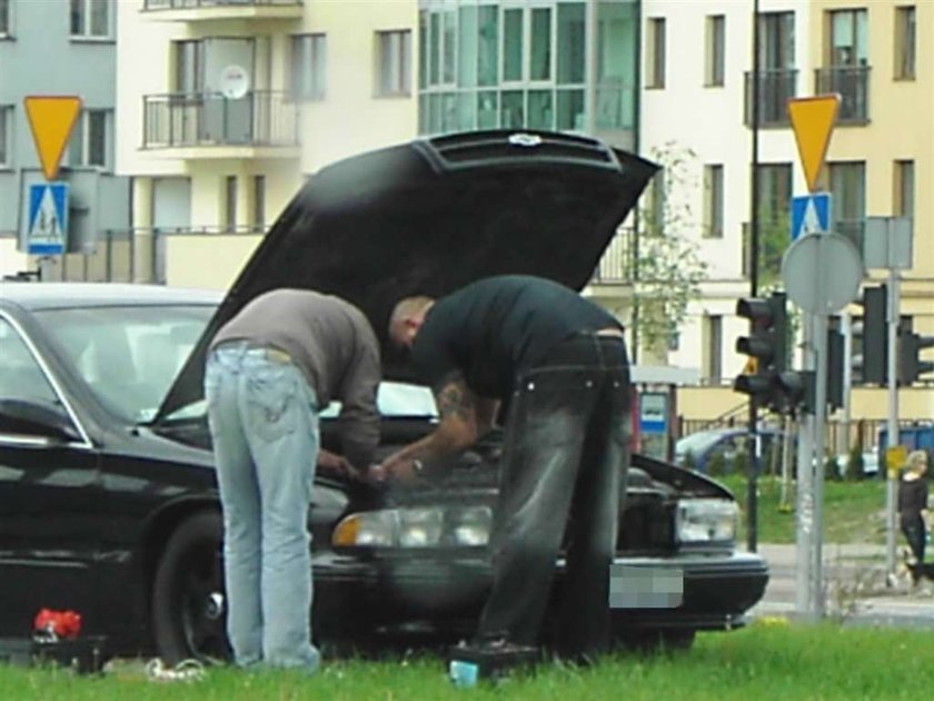 Salecie rozkraczyło się auto