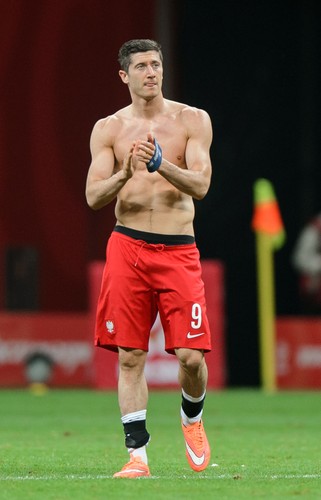 Lewandowski ma nie gorsze ciało od Ronaldo. Byłby dobrym chippendalesem? ZDJĘCIA