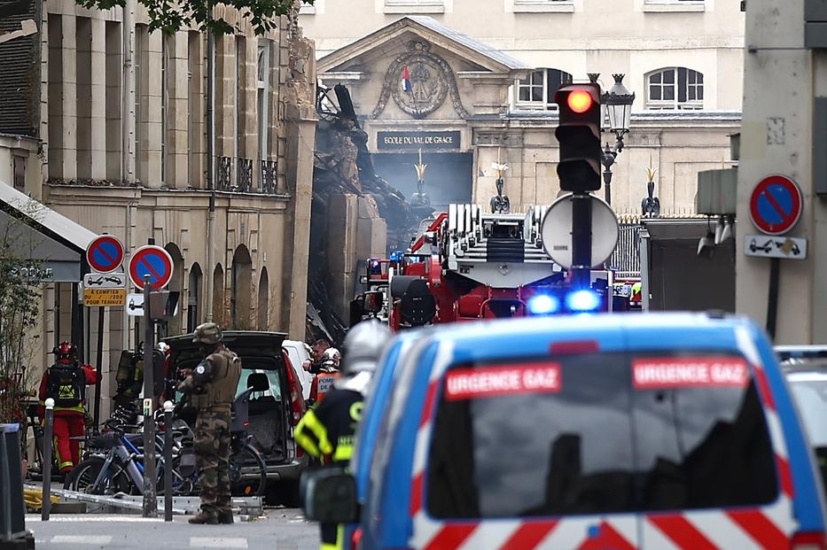A hatóságok nagy erőkkel vonultak ki a párizsi robbantáshoz /Fotó: MTI/EPA/Mohammed Badra