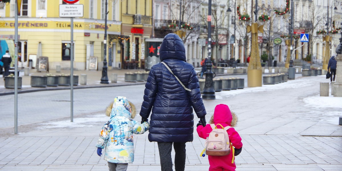 Nowe przepisy dot. urlopów rodzicielskich nie podobają się części rodziców. Czują się pokrzywdzeni przez opieszałość rządu.