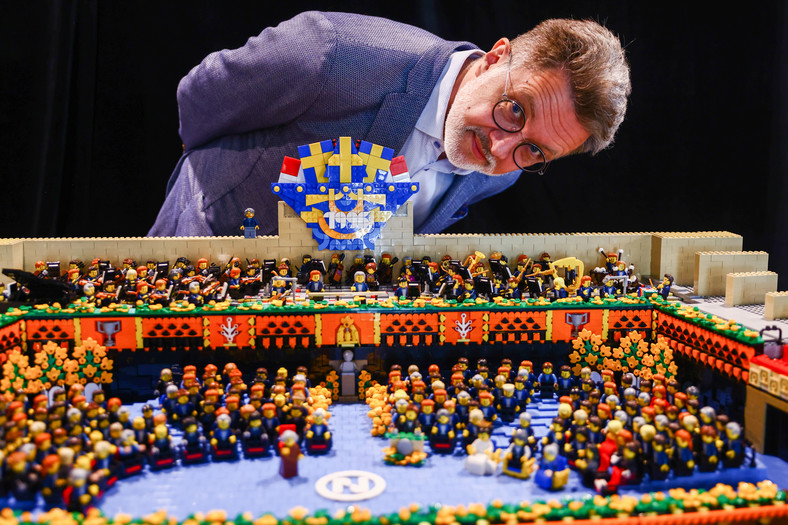 Michał Rusinek z makietą LEGO na 100. rocznicę urodzin Wisławy Szymborskiej