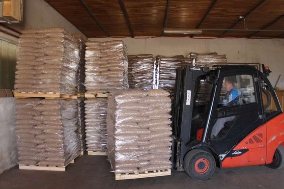 "Građani kupuju i za sledeću godinu, svega se plaše" - cena peleta drastično skočila na stovarištima širom Srbije: Šta kažu proizvođači?