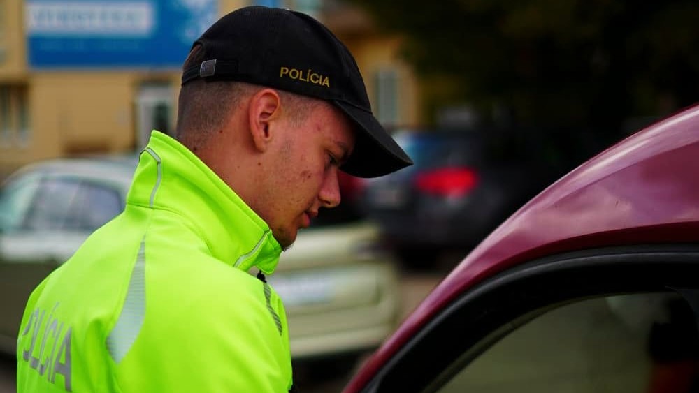 Polícia zastavila vozidlo pochádzajúce z vrakoviska, obvinila jednu osobu. (ilustračné foto)