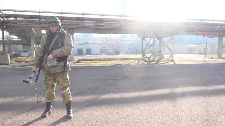 Ruski vojnik meri radijaciju u nuklearnoj elektrani Černobilj 26. februara 2022.