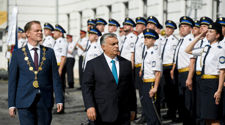 Orbán Viktor miniszterelnök érkezik a Nemzeti Közszolgálati Egyetem (NKE) Rendészettudományi Karának és Katasztrófavédelmi Intézetének tisztavatási ünnepségére a budavári Kapisztrán téren 2020. június 27-én. Mellett Koltay András, a Nemzeti Közszolgálati Egyetem (NKE) rektora / Fotó: MTI/Koszticsák Szilárd